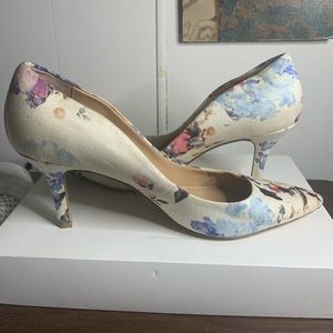 Charles by Charles David floral pump